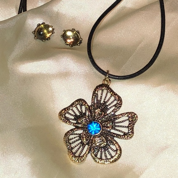 🆕Blue flower pendant necklace & earrings NWT - Picture 1 of 8